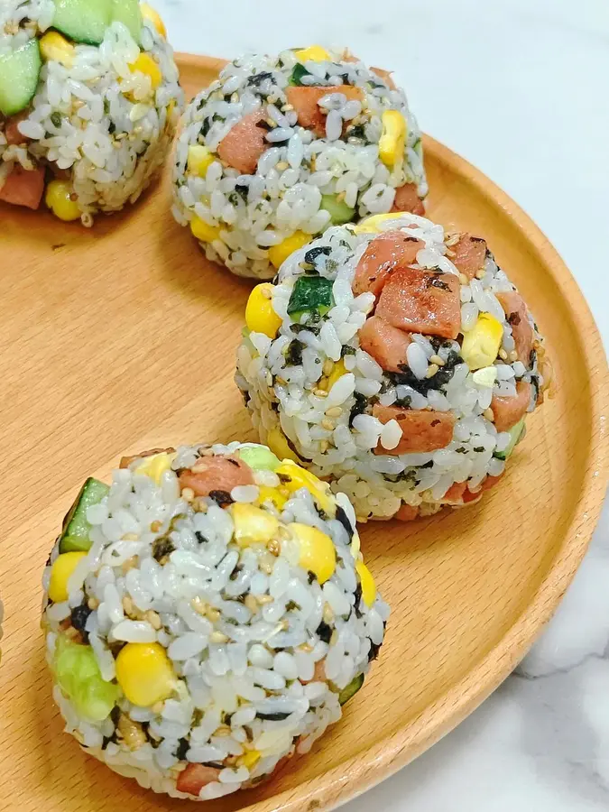 Seaweed rice balls that children and adults love to eat step 0