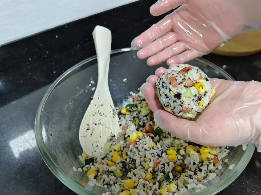 Seaweed rice balls that children and adults love to eat step 0