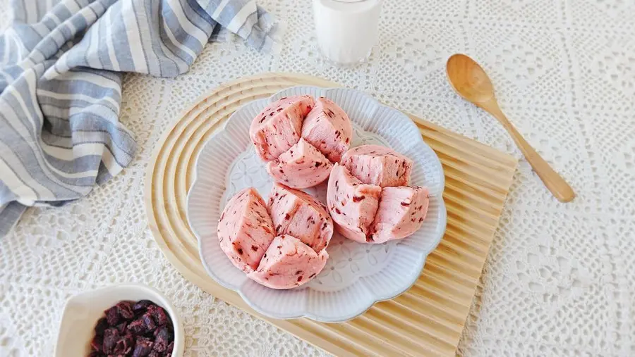 Good looking, delicious, easy to make  cranberry blossom steamed buns