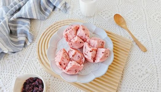 Good looking, delicious, easy to make  cranberry blossom steamed buns