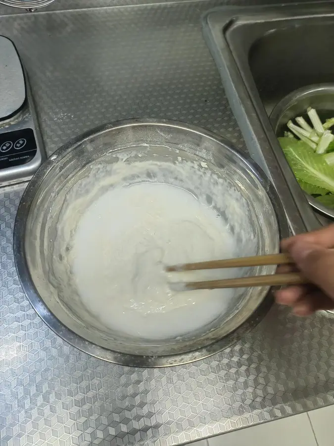 Authentic stall leek egg cake in northern Shaanxi step 0