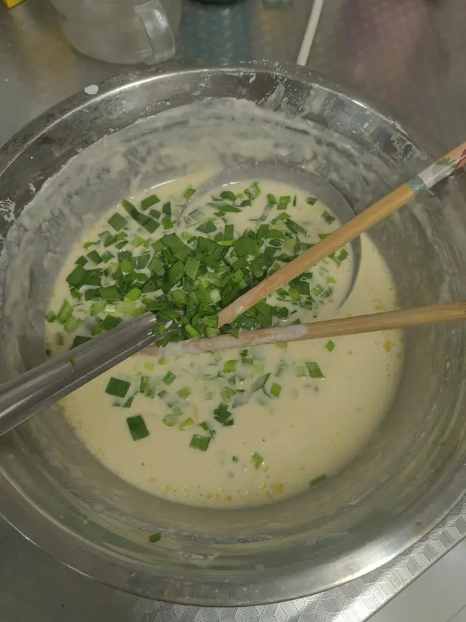 Authentic stall leek egg cake in northern Shaanxi step 0