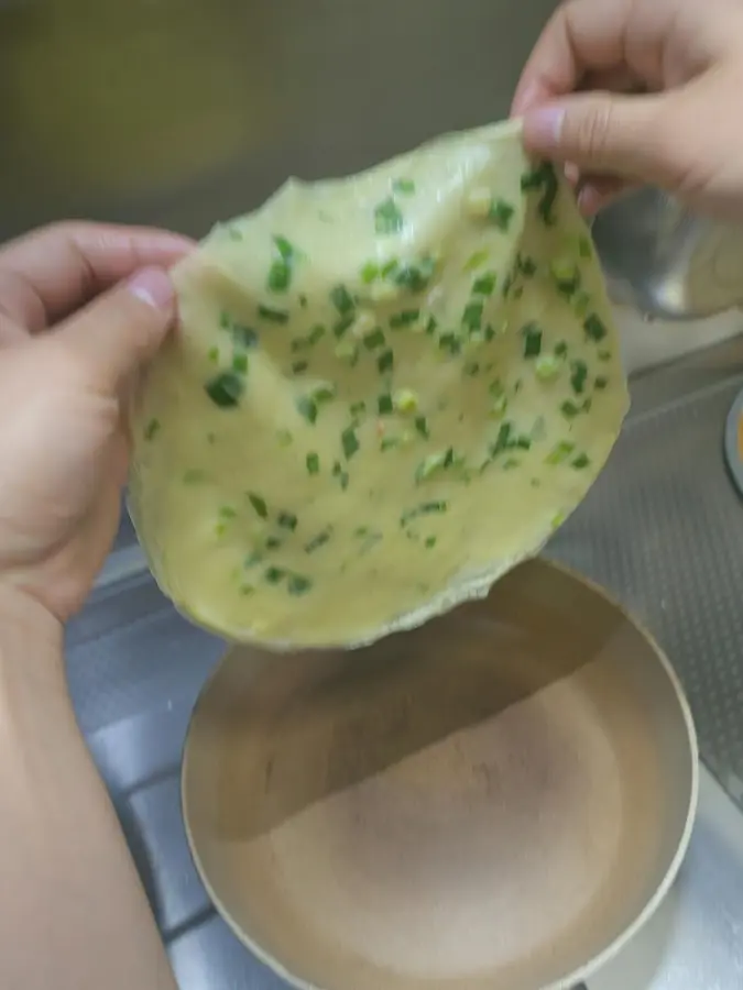 Authentic stall leek egg cake in northern Shaanxi step 0