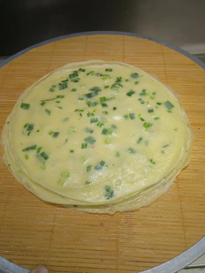 Authentic stall leek egg cake in northern Shaanxi step 0