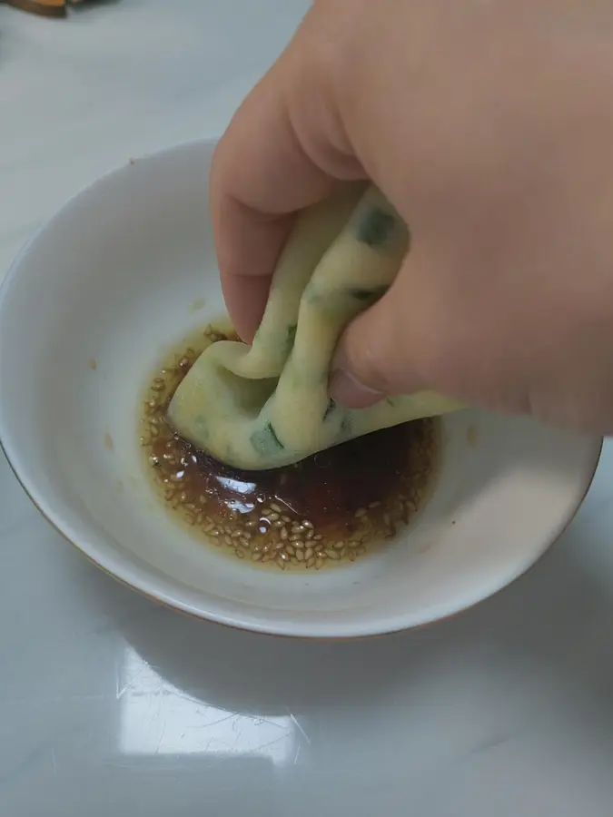 Authentic stall leek egg cake in northern Shaanxi step 0