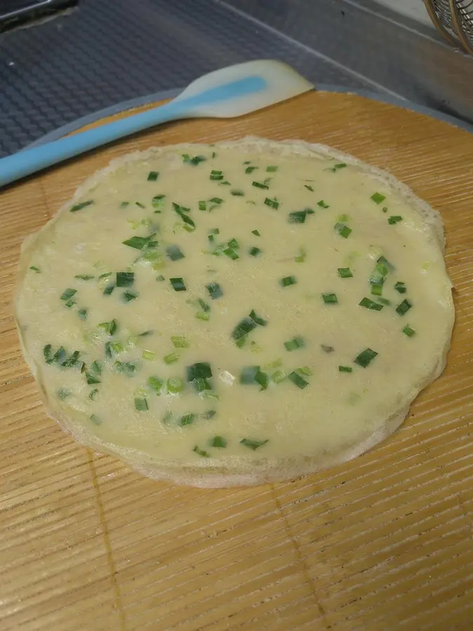 Authentic stall leek egg cake in northern Shaanxi step 0