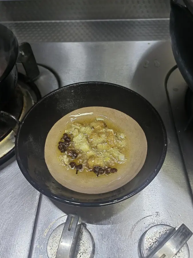 Authentic stall leek egg cake in northern Shaanxi step 0