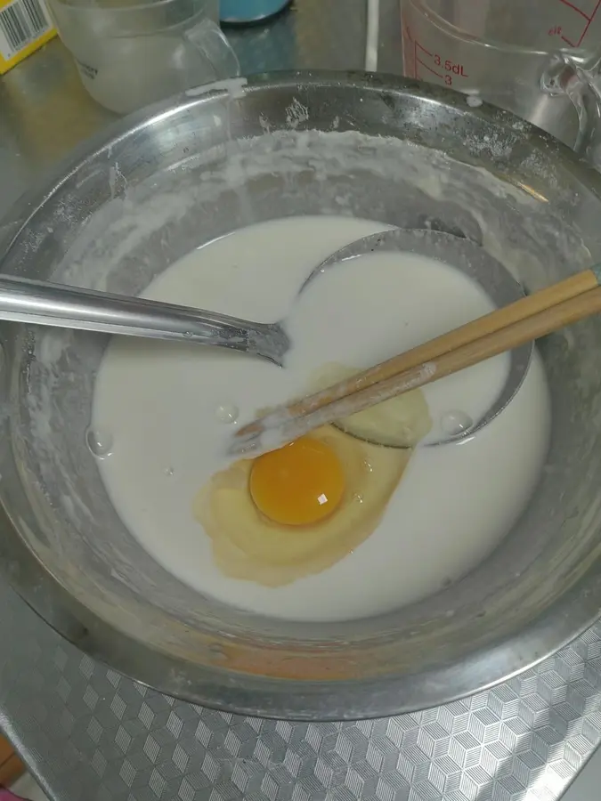 Authentic stall leek egg cake in northern Shaanxi step 0