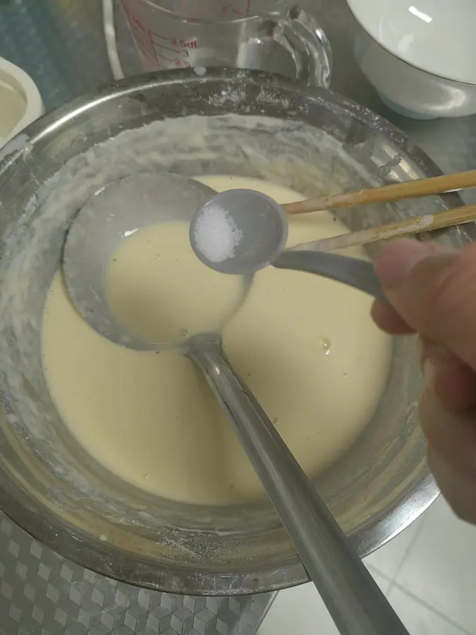 Authentic stall leek egg cake in northern Shaanxi step 0