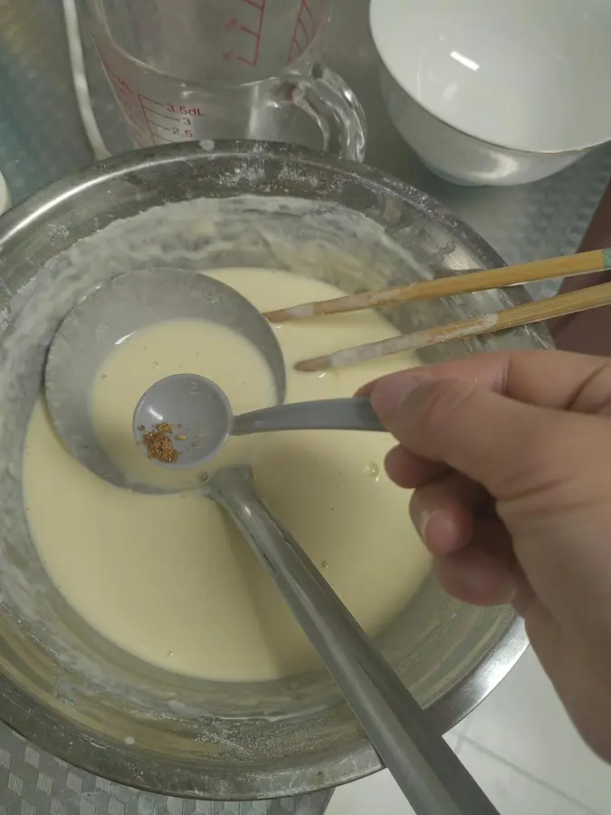 Authentic stall leek egg cake in northern Shaanxi step 0