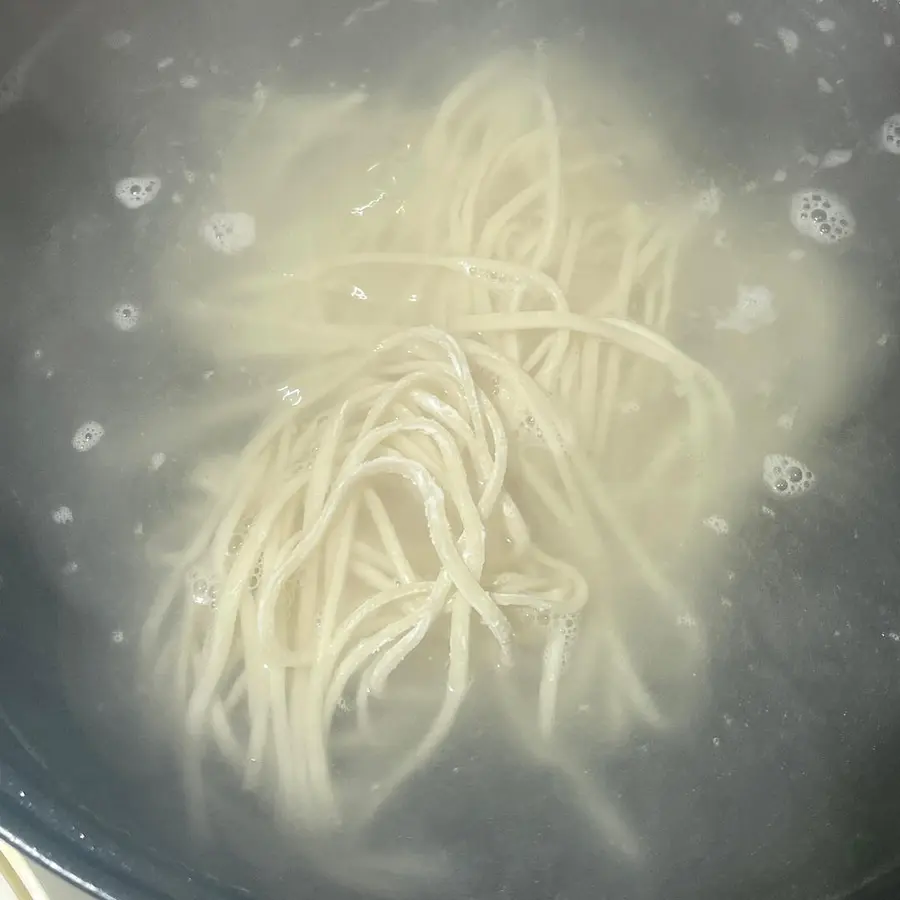 The mediocre clear soup noodles  are simple but delicious step 0