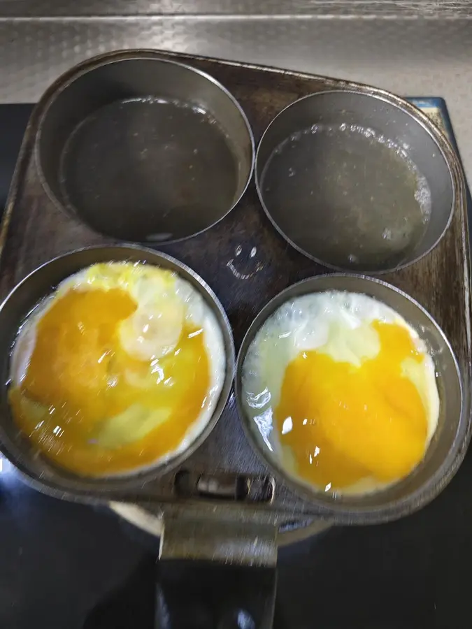 Lazy Breakfast â€“ Egg Burger step 0