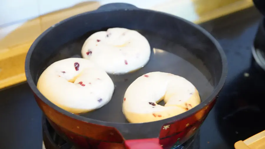 4 flavors of bagels|one time|black sesame|black tea|cranberry|pepper leaves step 0