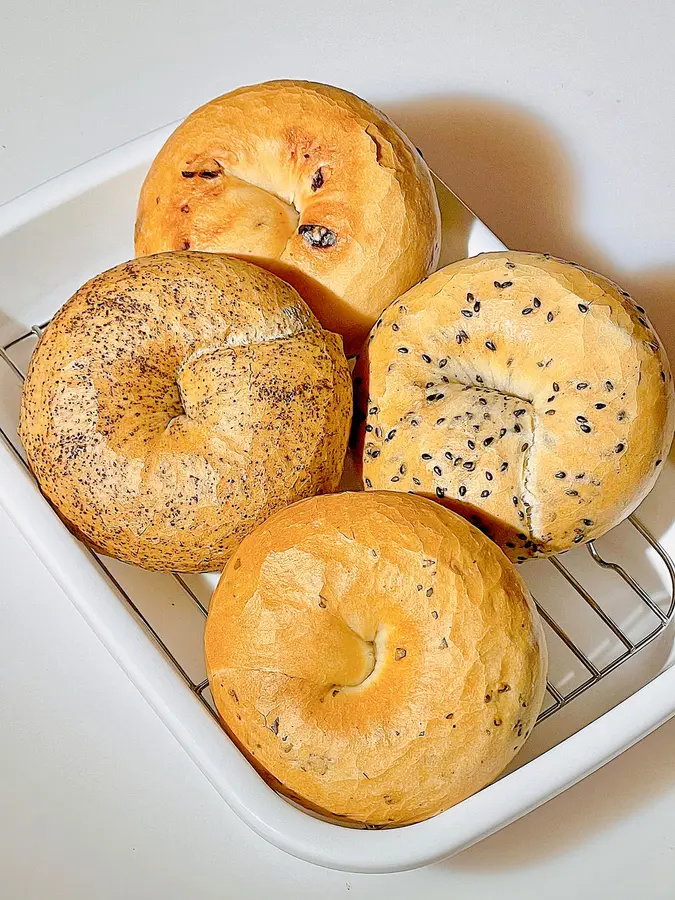 4 flavors of bagels|one time|black sesame|black tea|cranberry|pepper leaves step 0