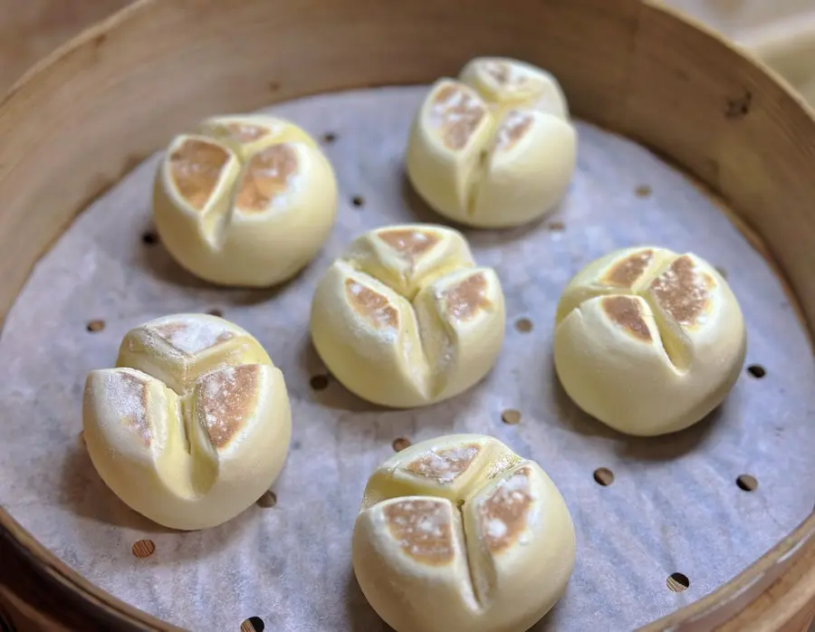 Flowering custard steamed buns