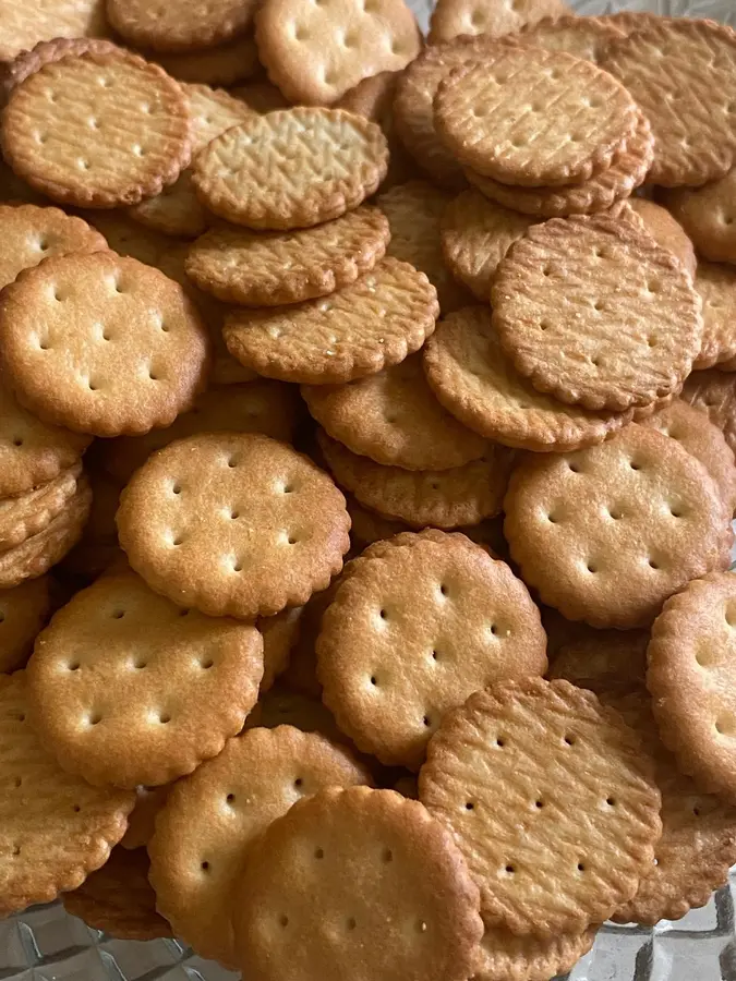 New Year's sweets, afternoon tea, desserts, strawberry freeze-dried snowflake crisps, Christmas snacks step 0