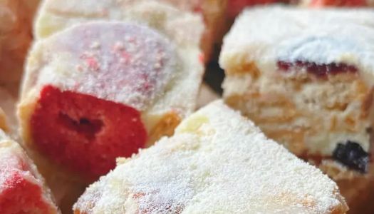 New Year's sweets, afternoon tea, desserts, strawberry freeze-dried snowflake crisps, Christmas snacks