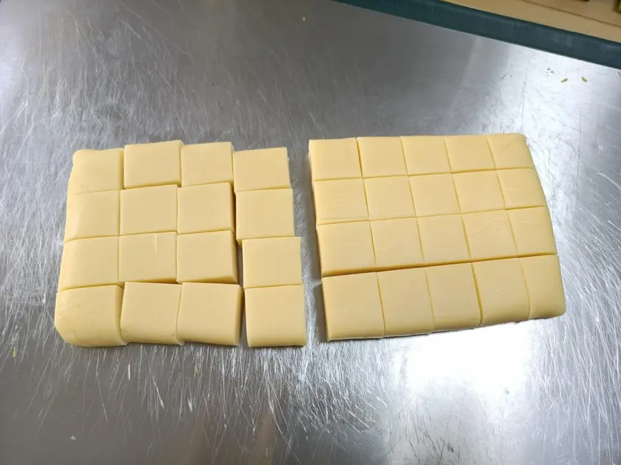 Three-color condensed milk cube (low sweet) step 0