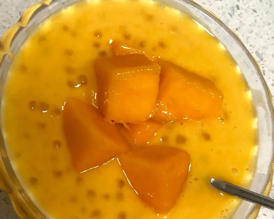 Hong Kong-style dessert - poplar manna (mango sago dew) with mango flower cutting method step 0