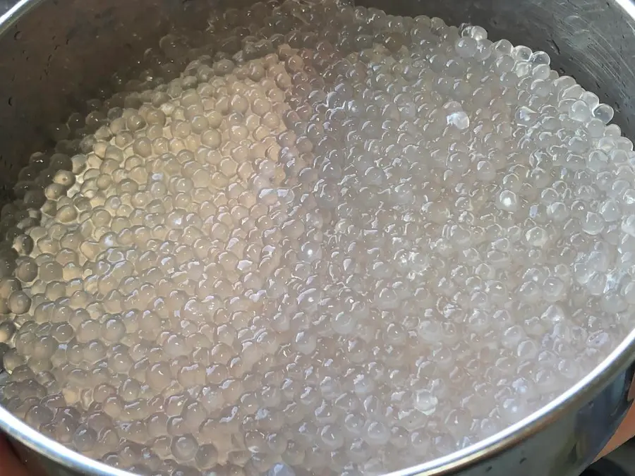 Hong Kong-style dessert - poplar manna (mango sago dew) with mango flower cutting method step 0