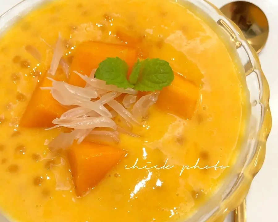 Hong Kong-style dessert - poplar manna (mango sago dew) with mango flower cutting method