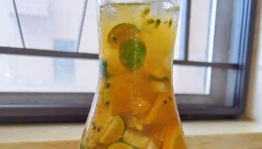 It's so delicious that you can't stop drinking fruit tea (lemon passion fruit). 