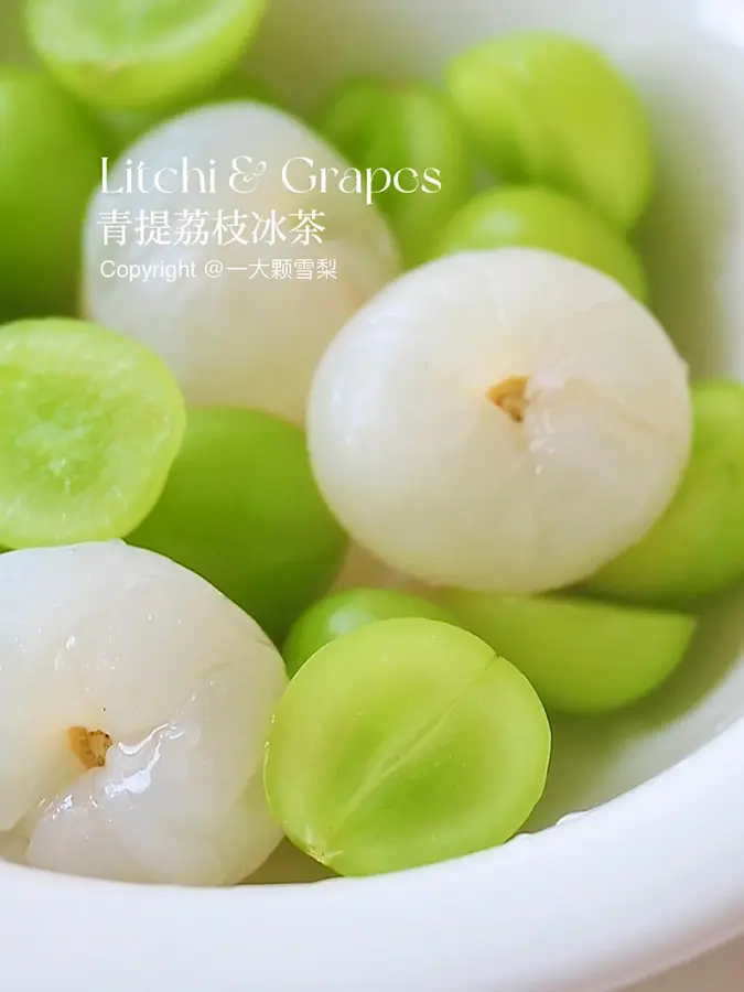 Green Lychee Iced Tea  is sweet and bursting juice, a must-drink fruit tea in summer!