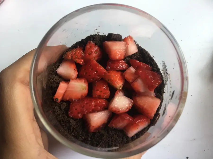 Homemade afternoon tea, 5 minutes to get it ~ Oreo strawberry yogurt cup step 0