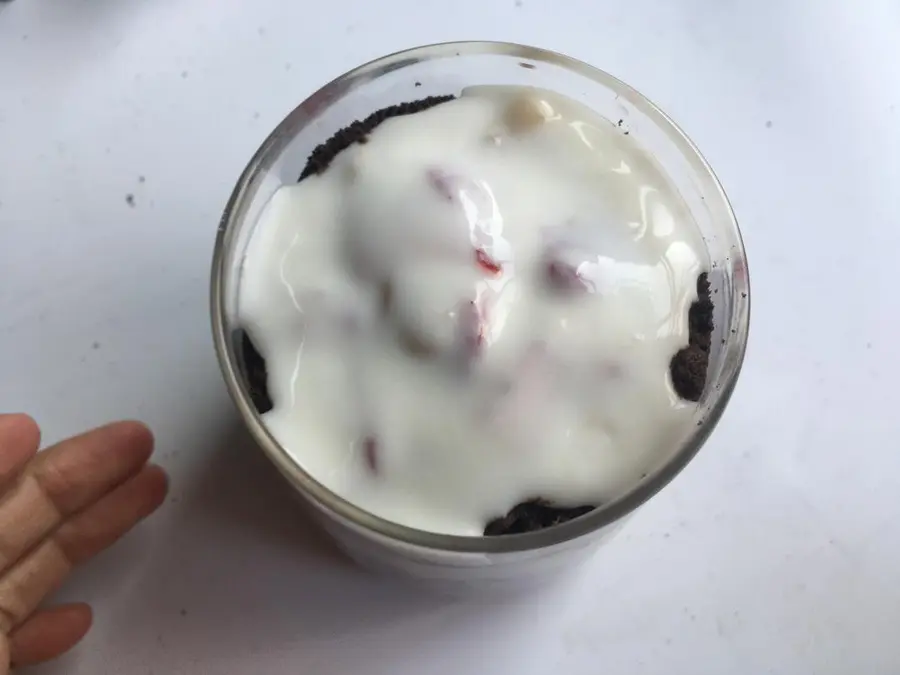 Homemade afternoon tea, 5 minutes to get it ~ Oreo strawberry yogurt cup step 0