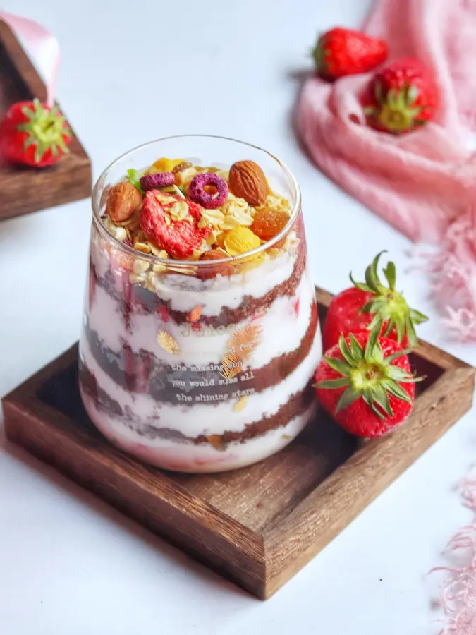 Homemade afternoon tea, 5 minutes to get it ~ Oreo strawberry yogurt cup