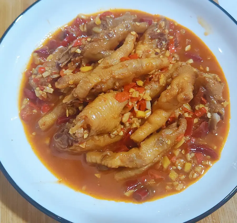 Garlic chicken feet for a late-night snack