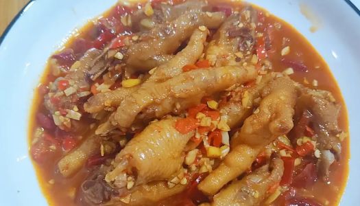 Garlic chicken feet for a late-night snack