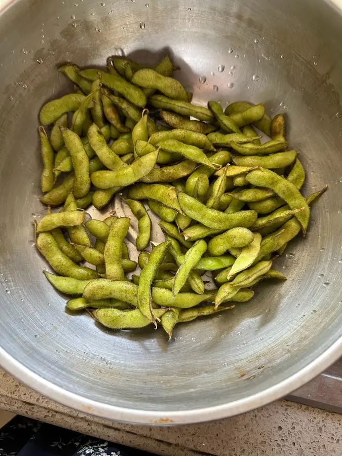 Emerald green saltwater edamame (super hot snack at the night market) step 0