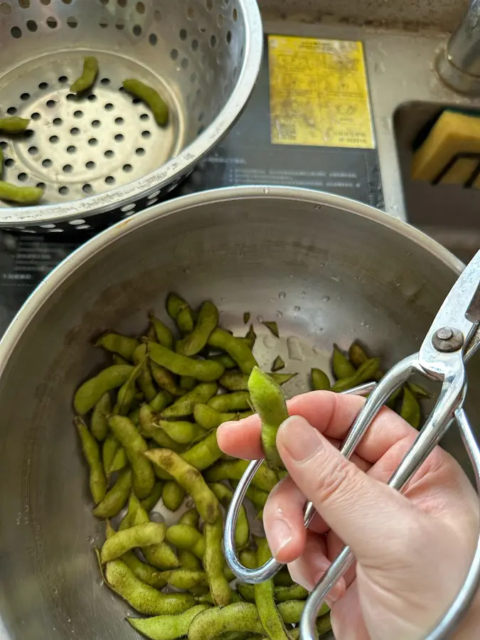 Emerald green saltwater edamame (super hot snack at the night market) step 0