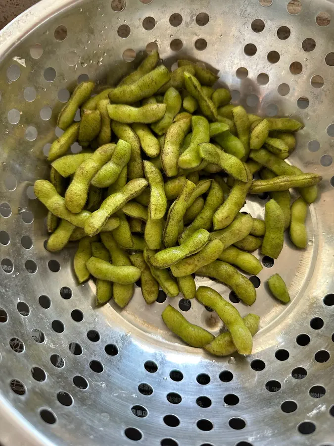 Emerald green saltwater edamame (super hot snack at the night market) step 0