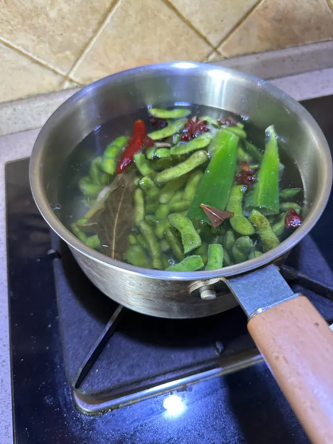 Emerald green saltwater edamame (super hot snack at the night market) step 0