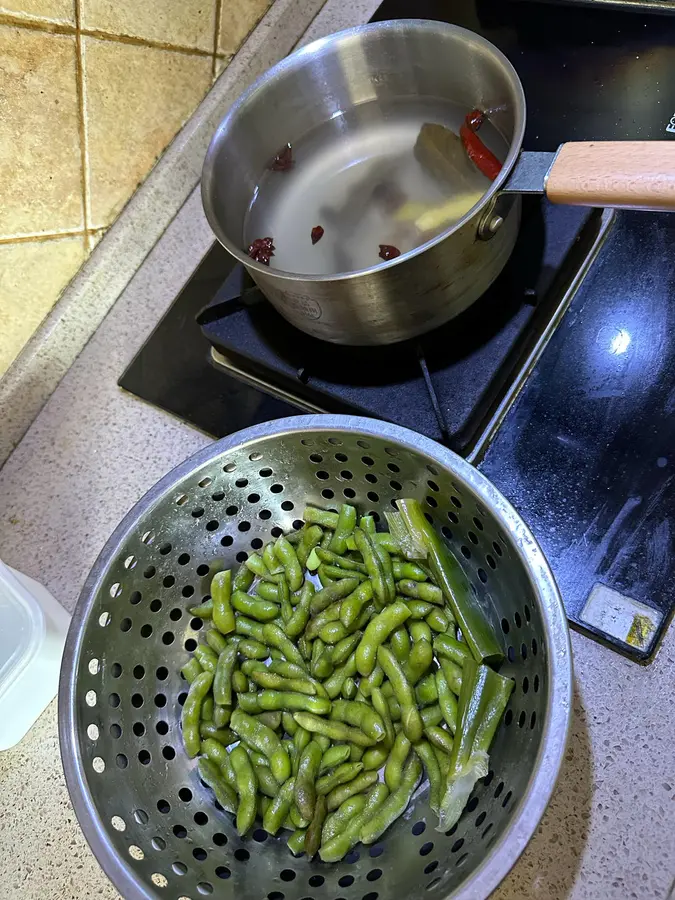 Emerald green saltwater edamame (super hot snack at the night market) step 0