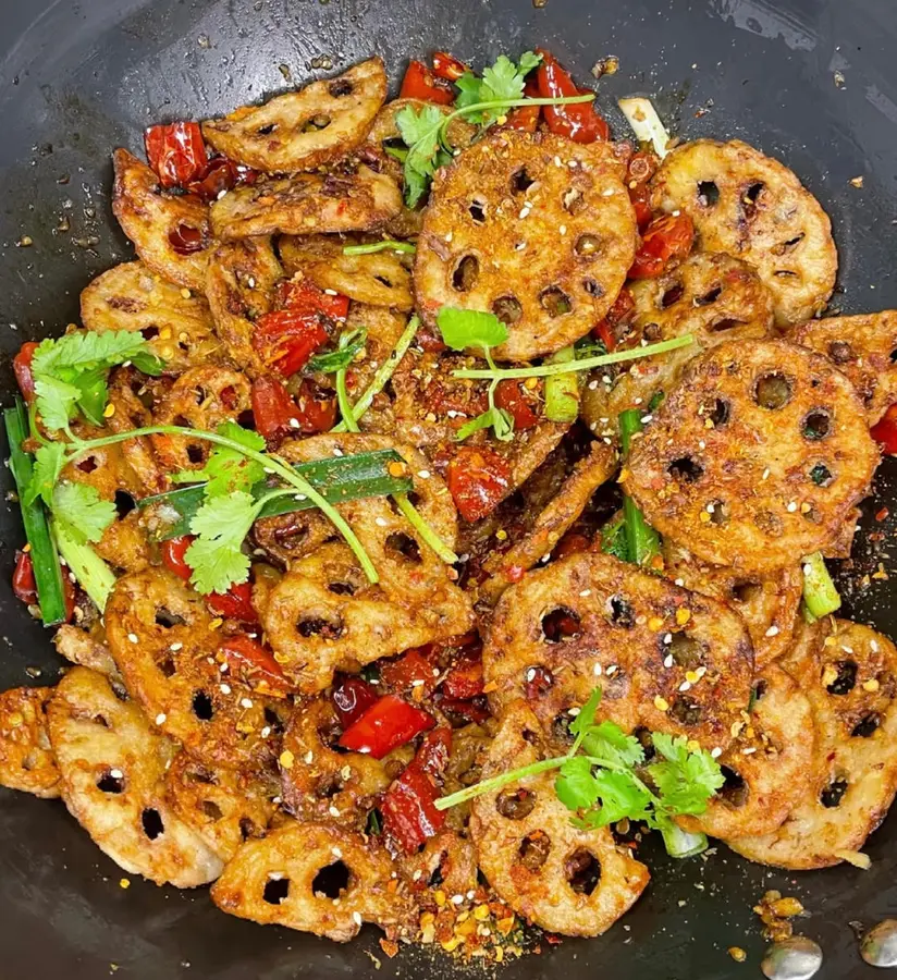 Spicy lotus root slices in dry pot (fried food, snack dish)