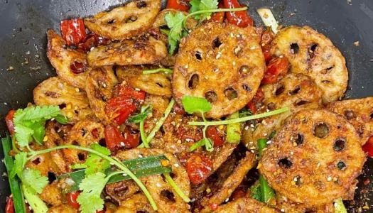 Spicy lotus root slices in dry pot (fried food, snack dish)