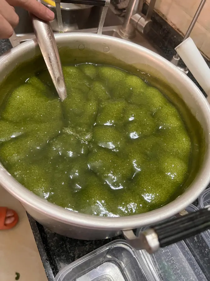 Cantonese specialty snack - green jelly step 0