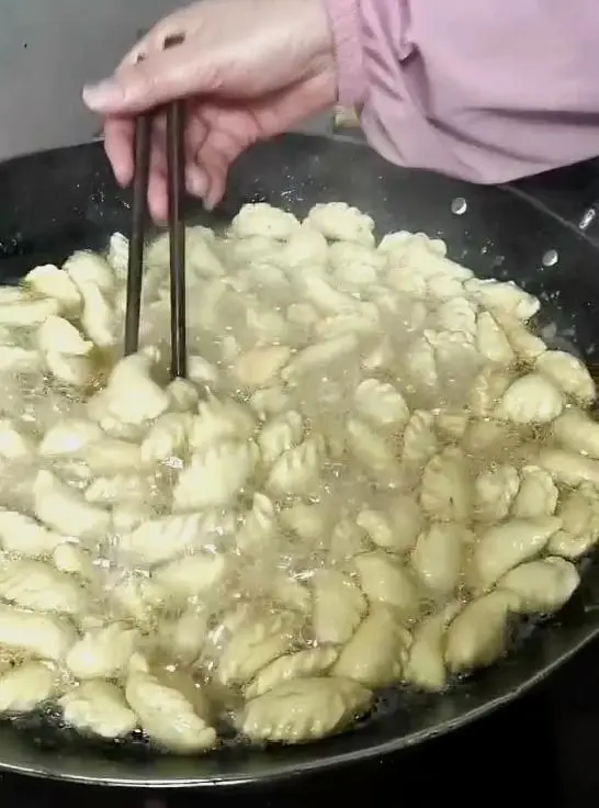 Traditional Cantonese New Year's snacks: fried oil horns step 0