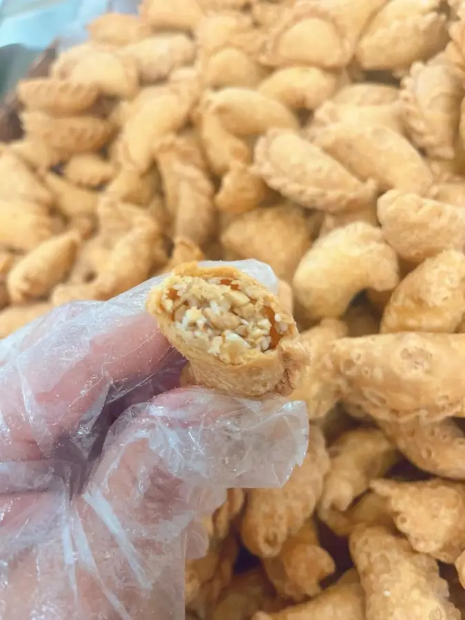 Traditional Cantonese New Year's snacks: fried oil horns step 0