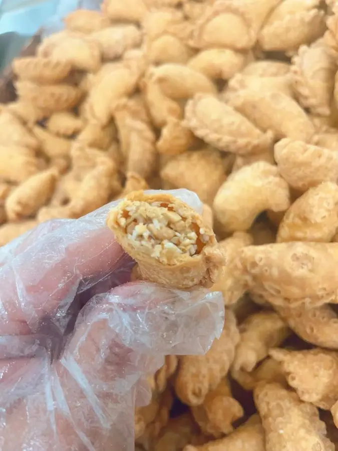 Traditional Cantonese New Year's snacks: fried oil horns