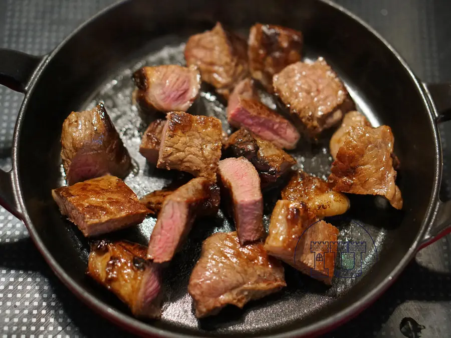 A replica of the smoky red pepper teriyaki steak of Spanish street food tapas step 0