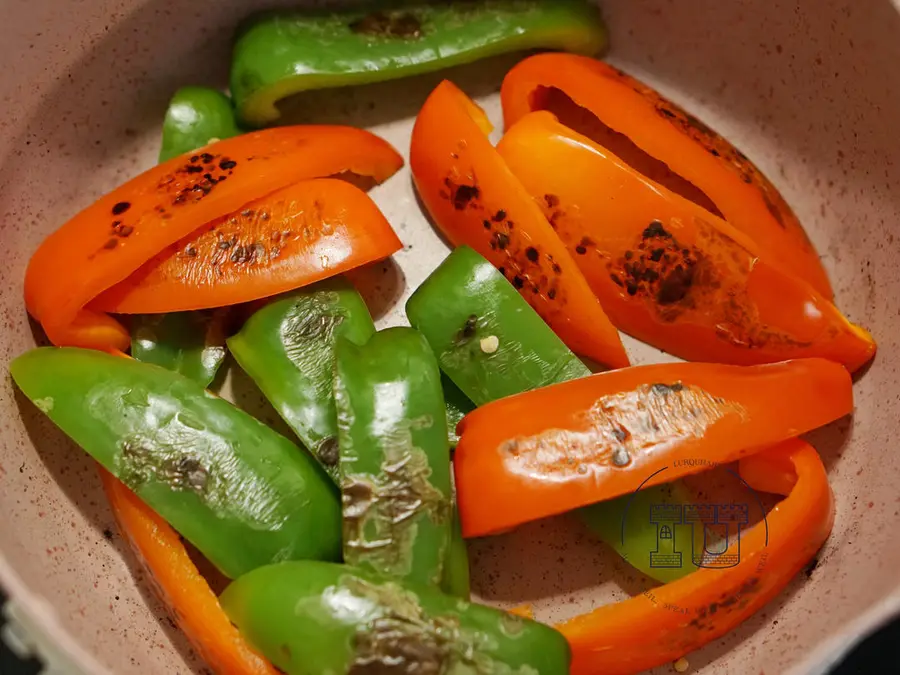 A replica of the smoky red pepper teriyaki steak of Spanish street food tapas step 0