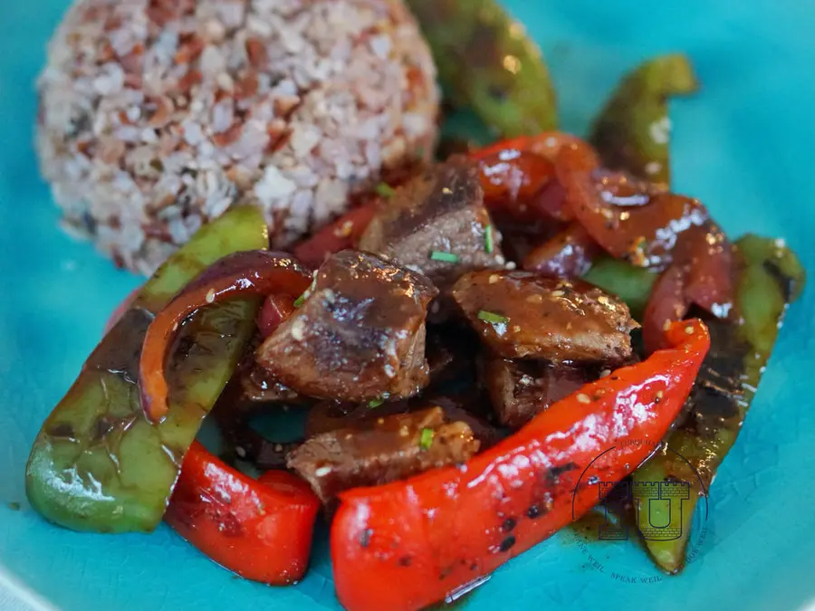 A replica of the smoky red pepper teriyaki steak of Spanish street food tapas step 0