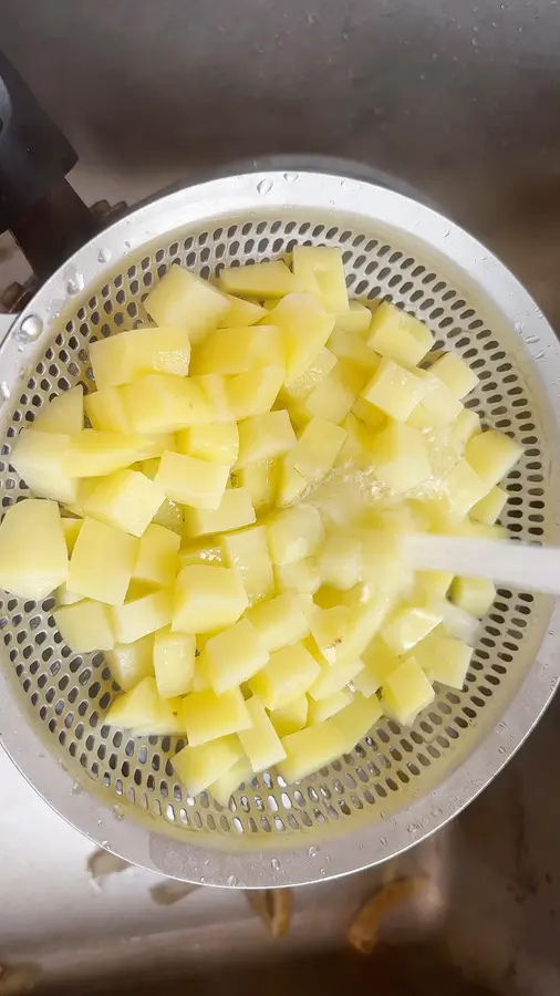 Mom... I'm going to faint with incense [Cumin Potato Ham Beef Cubes] [Special Snack Series 1] step 0