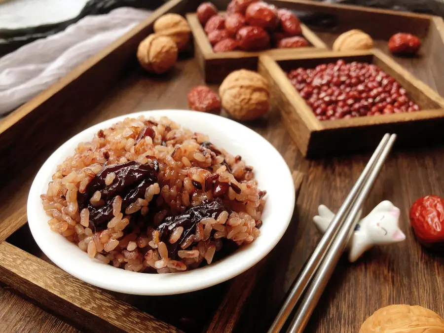 A traditional snack of Wuxi people
Bitter grass glutinous rice (Yimu cake)