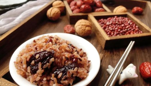 A traditional snack of Wuxi people
Bitter grass glutinous rice (Yimu cake)