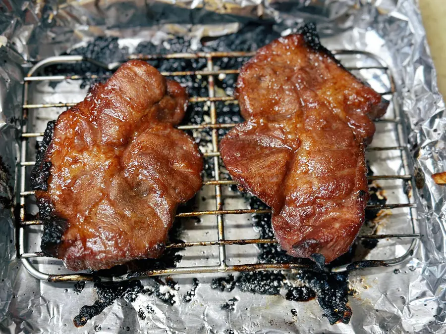 The outside is charred and the inside is tender,  and the homemade Cantonese honey sauce barbecued pork step 0